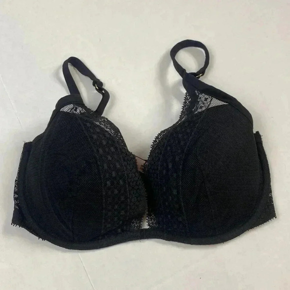 Incredible Victoria Secrets Plunge Bra - Picture 2 of 8